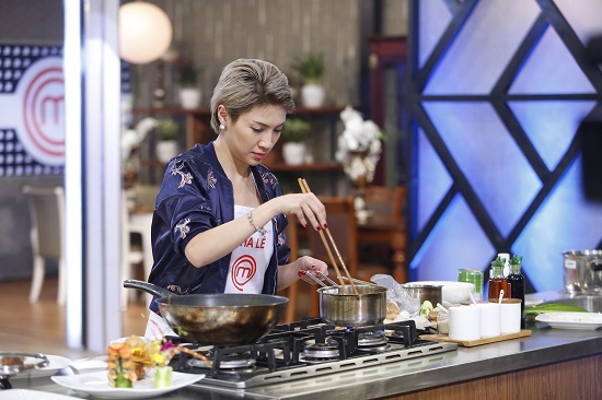 Pha Lê tủi thân khi bị bỏ rơi trong Vua đầu bếp