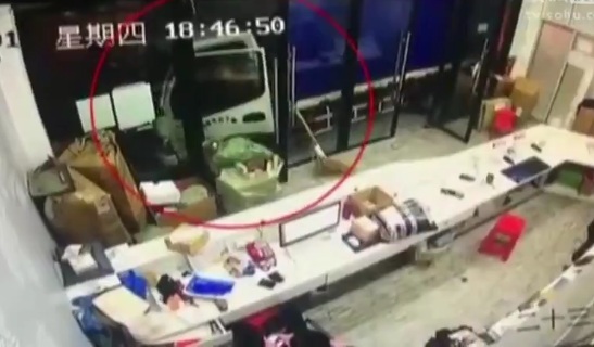 Một giây bất cẩn, tài xế xe tải trả giá đắt