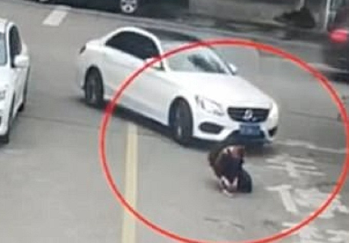 Nam sinh thoát chết dưới gầm ô tô nhờ đeo ba lô