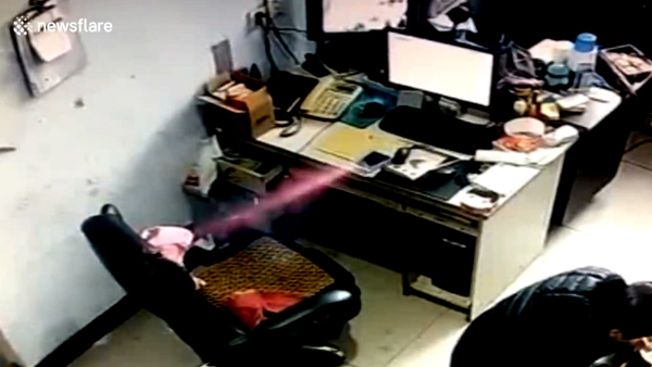 Smartphone phát nổ bốc khói mù mịt trên bàn làm việc