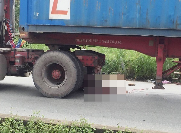 Va chạm xe, nam thanh niên chết thảm dưới gầm container