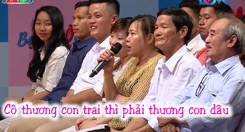 Phấn khích với bà mẹ dễ thương theo con trai đi hẹn hò