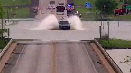 Cố tình vượt lũ, tài xế ngẩn ngơ nhìn xe chết chìm