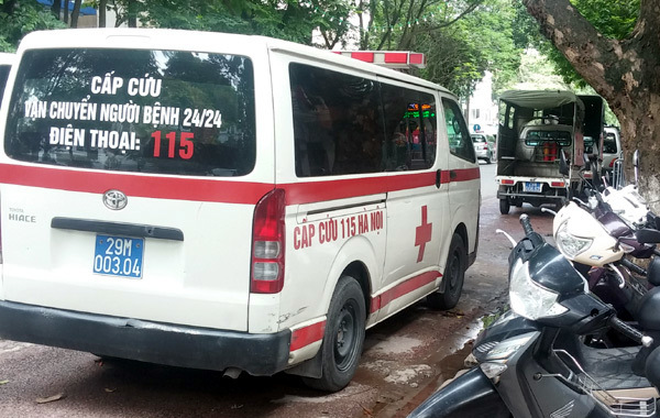 Hai cọc tiền của bà cụ trên phố cổ khiến nhân viên 115 bất ngờ