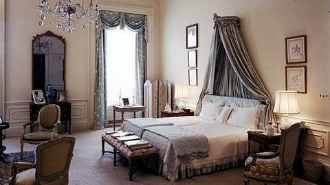 Cách sắp xếp phong thủy phòng ngủ khiến chồng yêu bạn hết mực