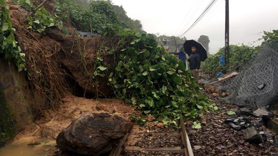 Đường sắt Bắc - Nam tê liệt do sạt lở ở đèo Hải Vân