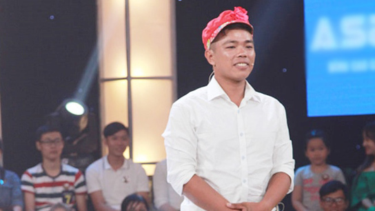 Lái xe ôm bỏ người yêu, bán xe để thi diễn hài