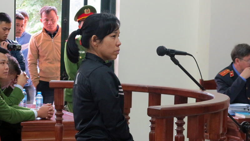 Người phụ nữ ôm bình gas, cố thủ trong nhà dọa tự thiêu