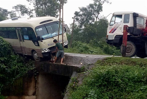 Xe khách đánh lái đột ngột chực rơi vực