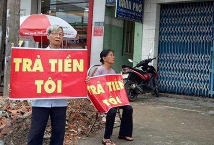Giám đốc quỹ tín dụng ôm 50 tỷ 'mất tích', dân cầm băng rôn đòi tiền