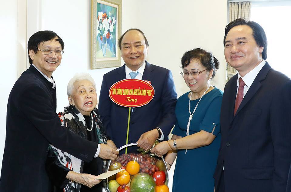 Thủ tướng gặp nhà giáo 100 tuổi