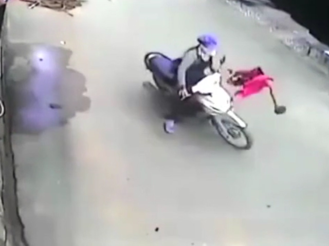 Lao từ trong nhà ra ngoài, bé trai bị xe máy đâm văng