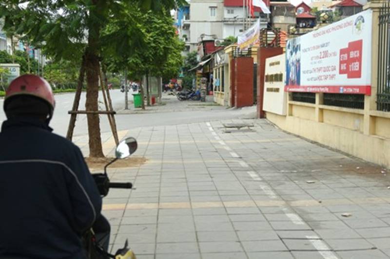 Hà Nội: Vỉa hè lát đá độ bền 70 năm mới dùng vài tháng đã xuống cấp