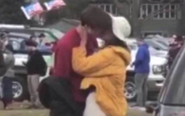 Malia Obama hôn trai đẹp bí ẩn