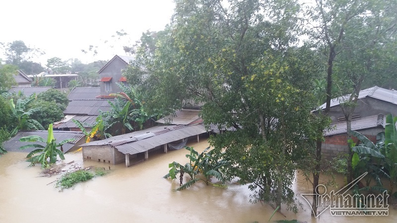 Lũ lại nhấn chìm nhà dân ở Thừa Thiên - Huế