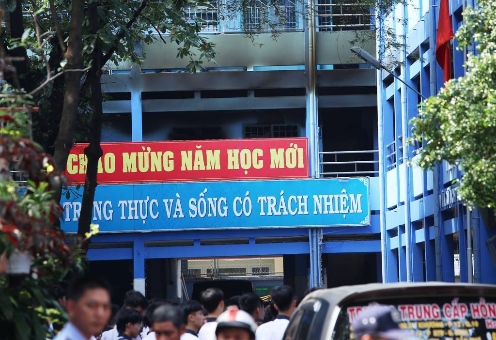 Cháy trường ở Sài Gòn, hàng trăm học sinh tháo chạy