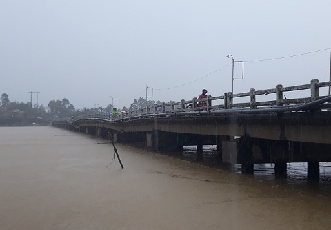 Lũ chảy xiết, dân liều mình qua cầu chờ sập