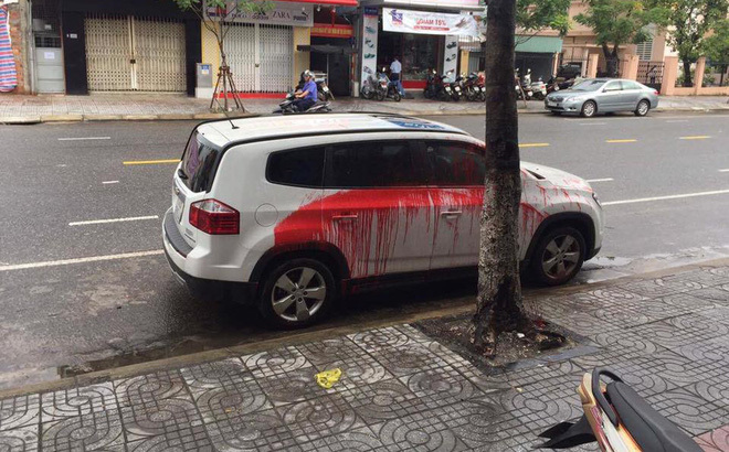 Ô tô đỗ lòng đường vô cớ bị tạt sơn đỏ chót