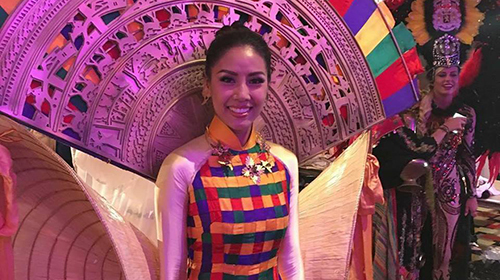 Nguyễn Loan trong phần thi bikini, trang phục truyền thống