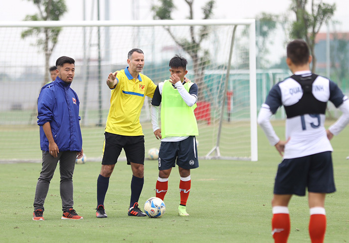 Ryan Giggs khen cầu thủ Việt, Paul Scholes tươi cười đá ma