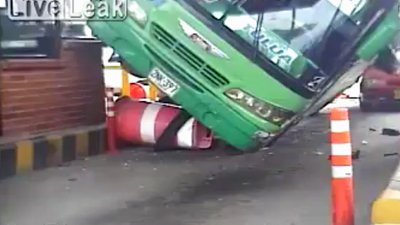 Xe khách mất lái đè bẹp ô tô con, hành khách hoảng loạn