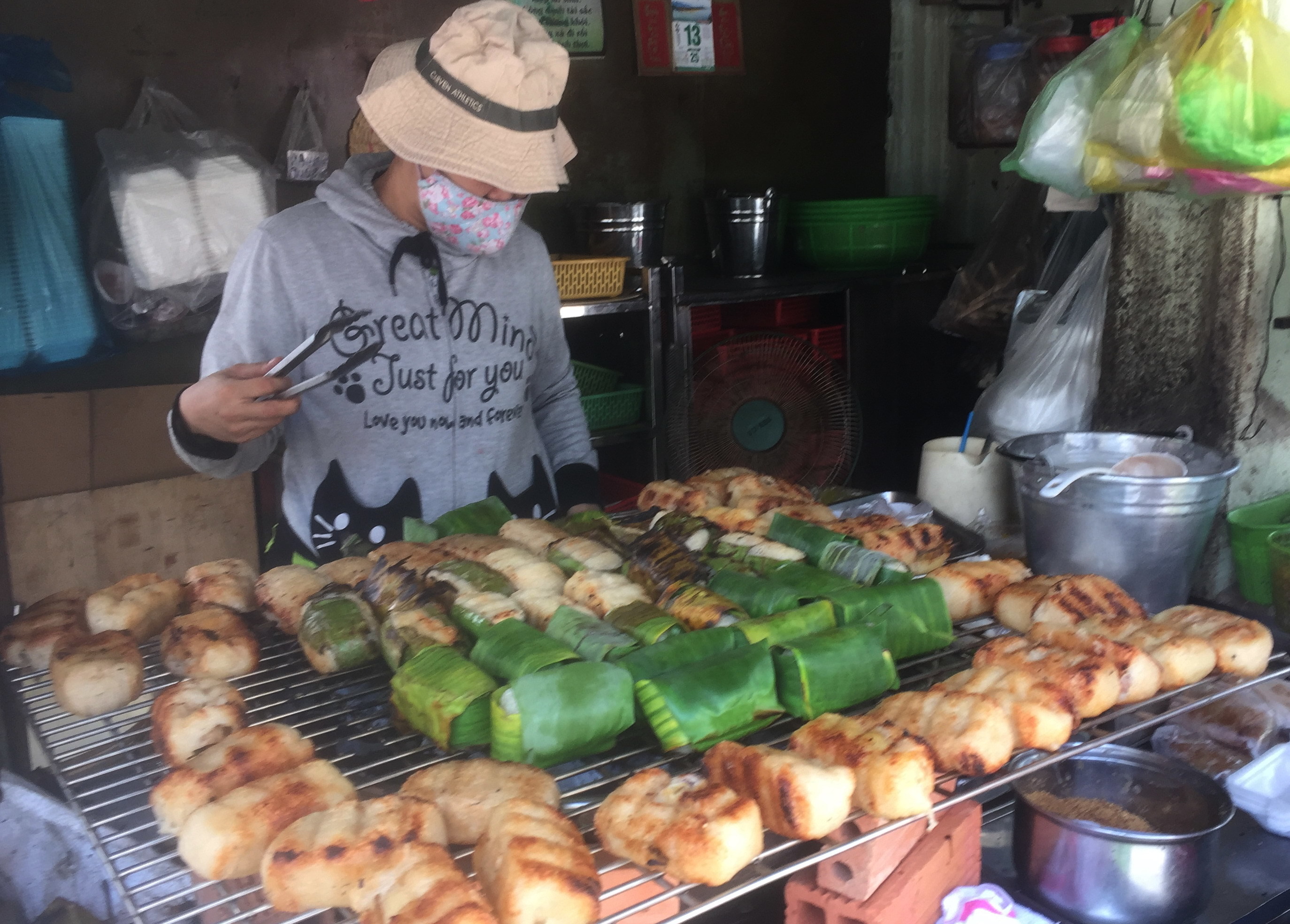 Quán chuối nướng trong hẻm Sài Gòn thu 15 triệu/ngày