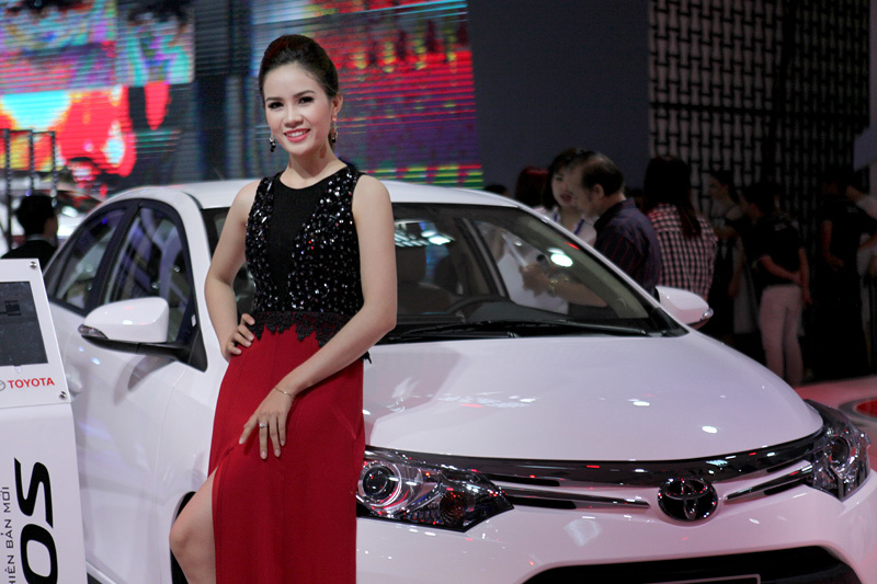 Nhà máy 3 tỷ USD lơ thơ mấy người: Hàng ngàn robot lắp ráp ô tô tự động