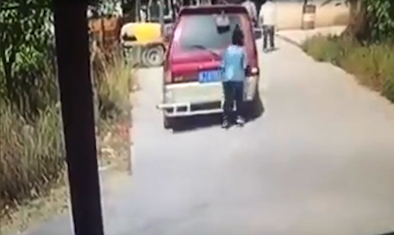 Lời cảnh tỉnh cho những ai vừa đi đường vừa 'dán mắt' vào điện thoại