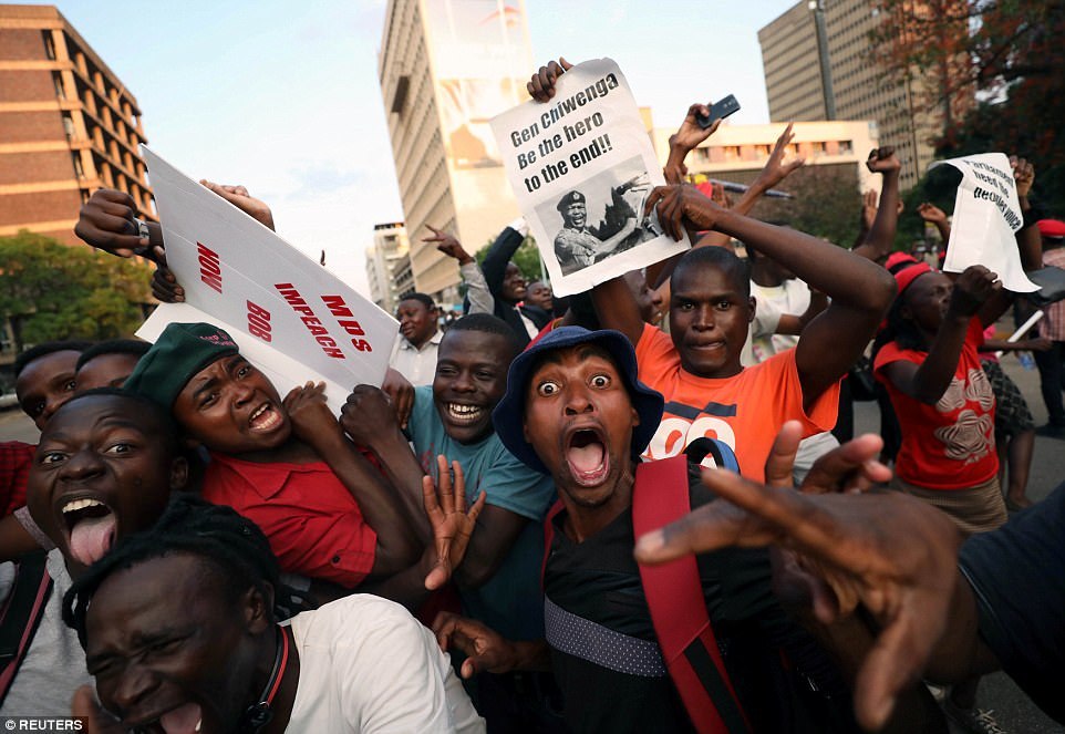 Người dân Zimbabwe ăn mừng sau khi Tổng thống từ chức