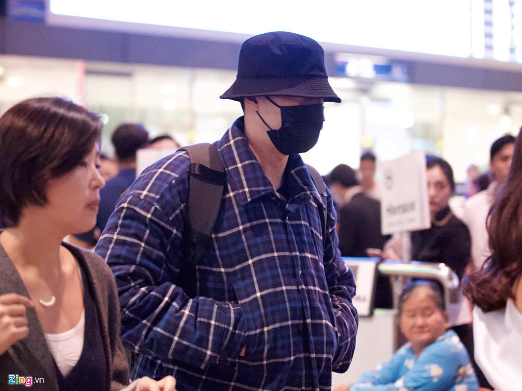 Tài tử 'Giày thủy tinh' So Ji Sub đeo khẩu trang kín mít đến Sài Gòn