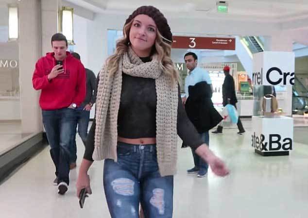 Cô gái gần như khỏa thân đi dạo khiến dân mạng ồn ào