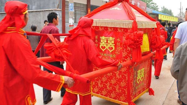 Cô dâu bất ngờ ngã khỏi kiệu hoa trong lễ rước truyền thống