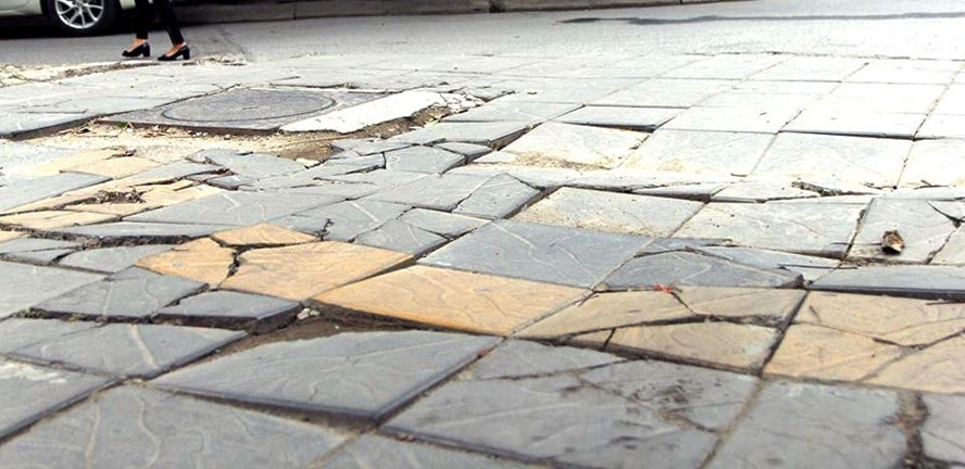 Hà Nội lên tiếng vụ đá vỉa hè “bền vững 70 năm” vỡ nát