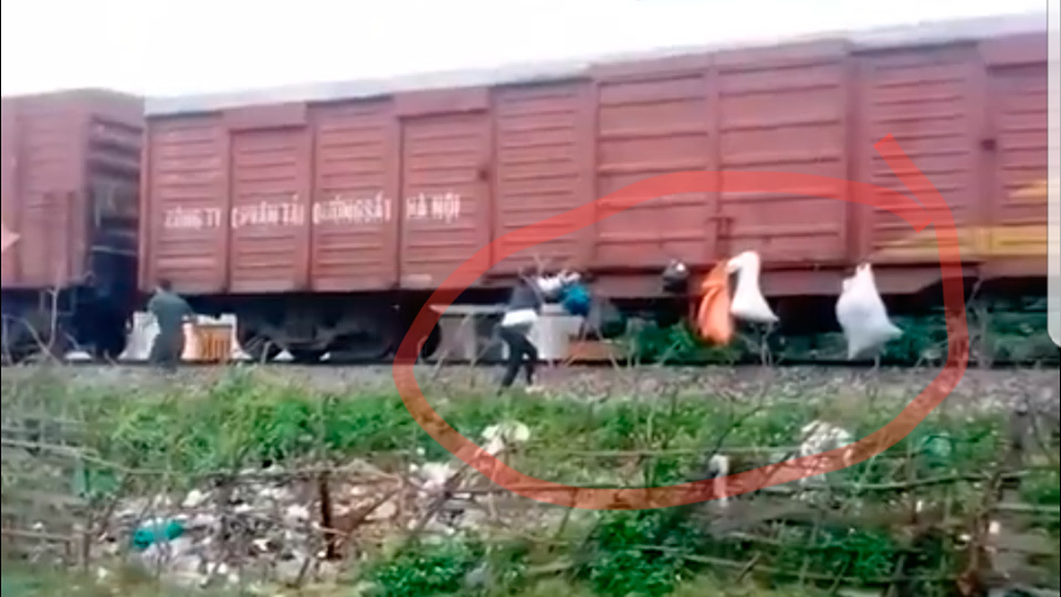 'Gửi rác Hương Khê đi Sài Gòn', hai vợ chồng bị phạt