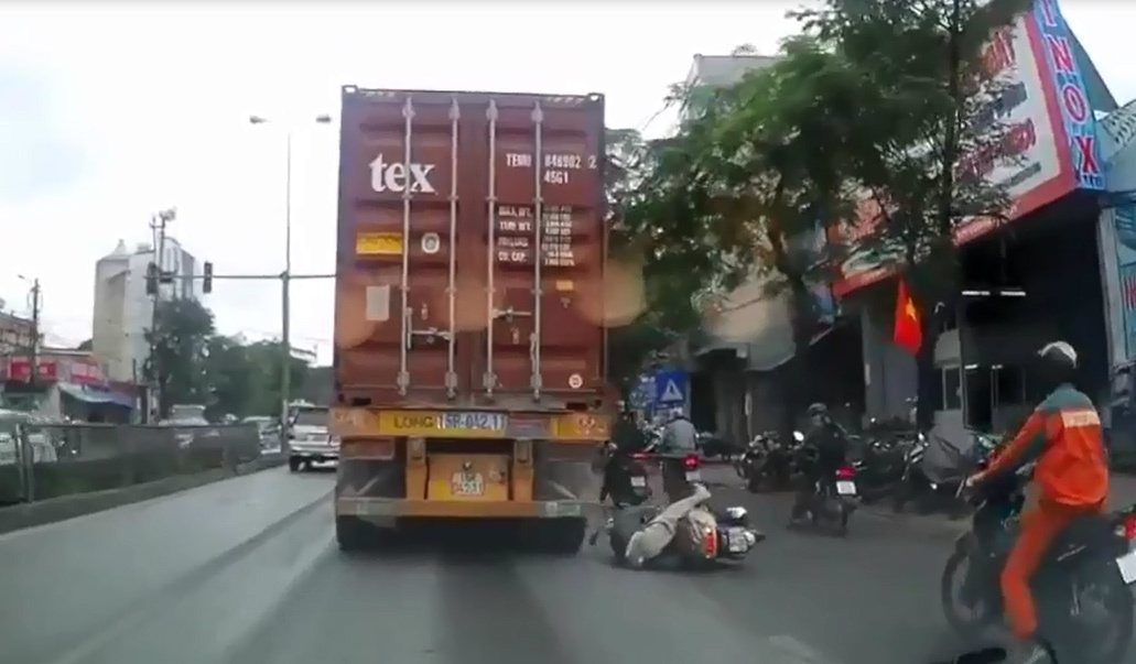 Bịt mặt vượt ẩu, suýt chết dưới gầm xe công-ten-nơ