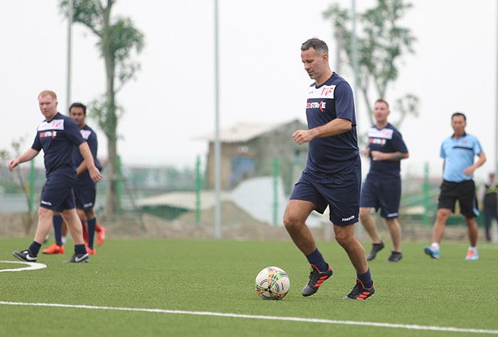 Paul Scholes và Ryan Giggs đấu Việt Thắng, Hoàng Anh Tuấn
