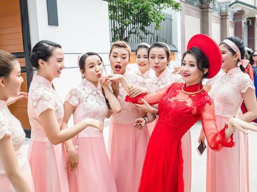 Cô dâu xinh đẹp cùng dàn bê tráp nhảy sung trong lễ ăn hỏi