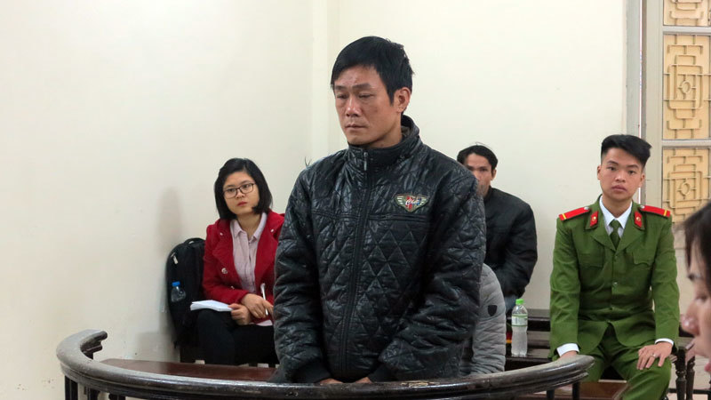 Cùng lúc nhận 2 án tù vì hành hung hàng xóm