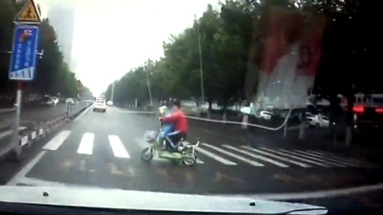 Ô tô phóng bạt mạng húc bay 2 mẹ con đi xe đạp điện