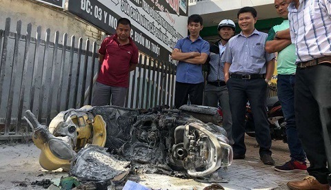 Gọi vợ cũ ra nói chuyện rồi đánh, đốt xe máy