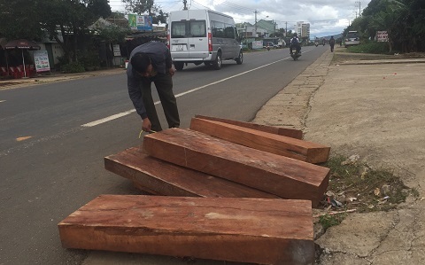 Xe bán tải trút gỗ lậu giữa phố trốn truy đuổi