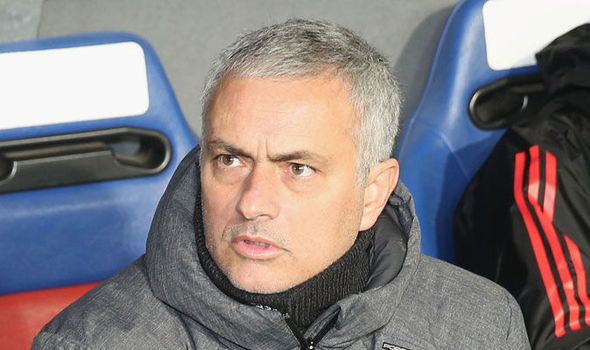 MU chưa thể lấy vé C1, Mourinho trách toàn đội