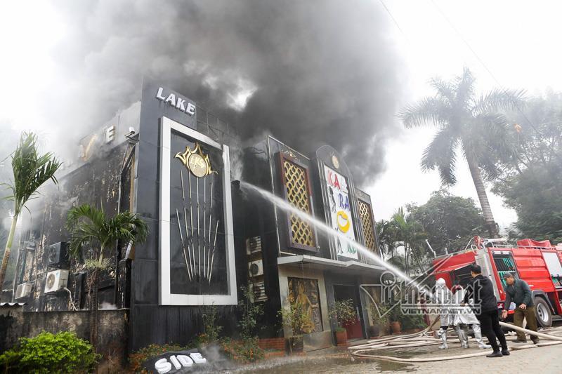 Hà Nội: Cháy lớn quán karaoke ở Linh Đàm