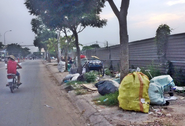 TP.HCM: Người dân 20 năm đeo khẩu trang trong nhà vì sống cạnh bãi rác