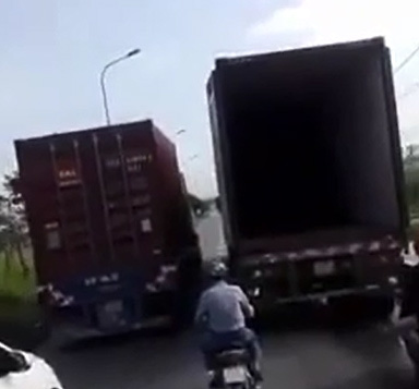 Hai xe đầu kéo đi dung dăng dung dẻ để tránh tắc đường gây tranh cãi