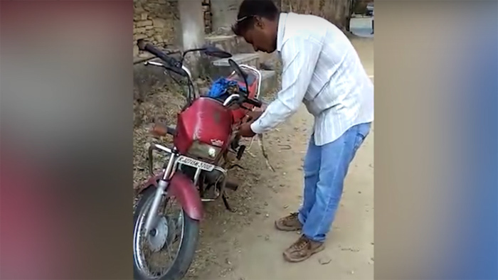 La hét bỏ chạy vì rắn độc ẩn trong