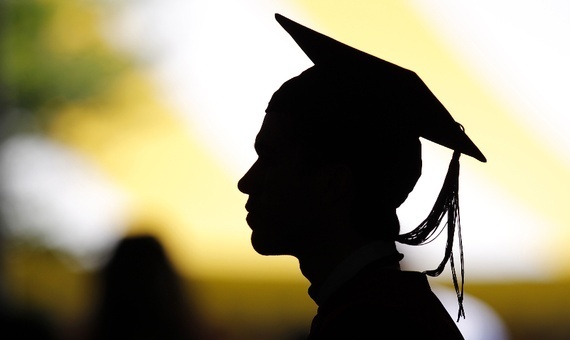 Tại sao thu phí sinh viên nhận bằng tốt nghiệp?