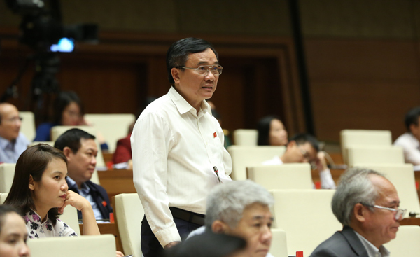 Công chức tố cáo xong khóc rưng rức khi nhận khen thưởng