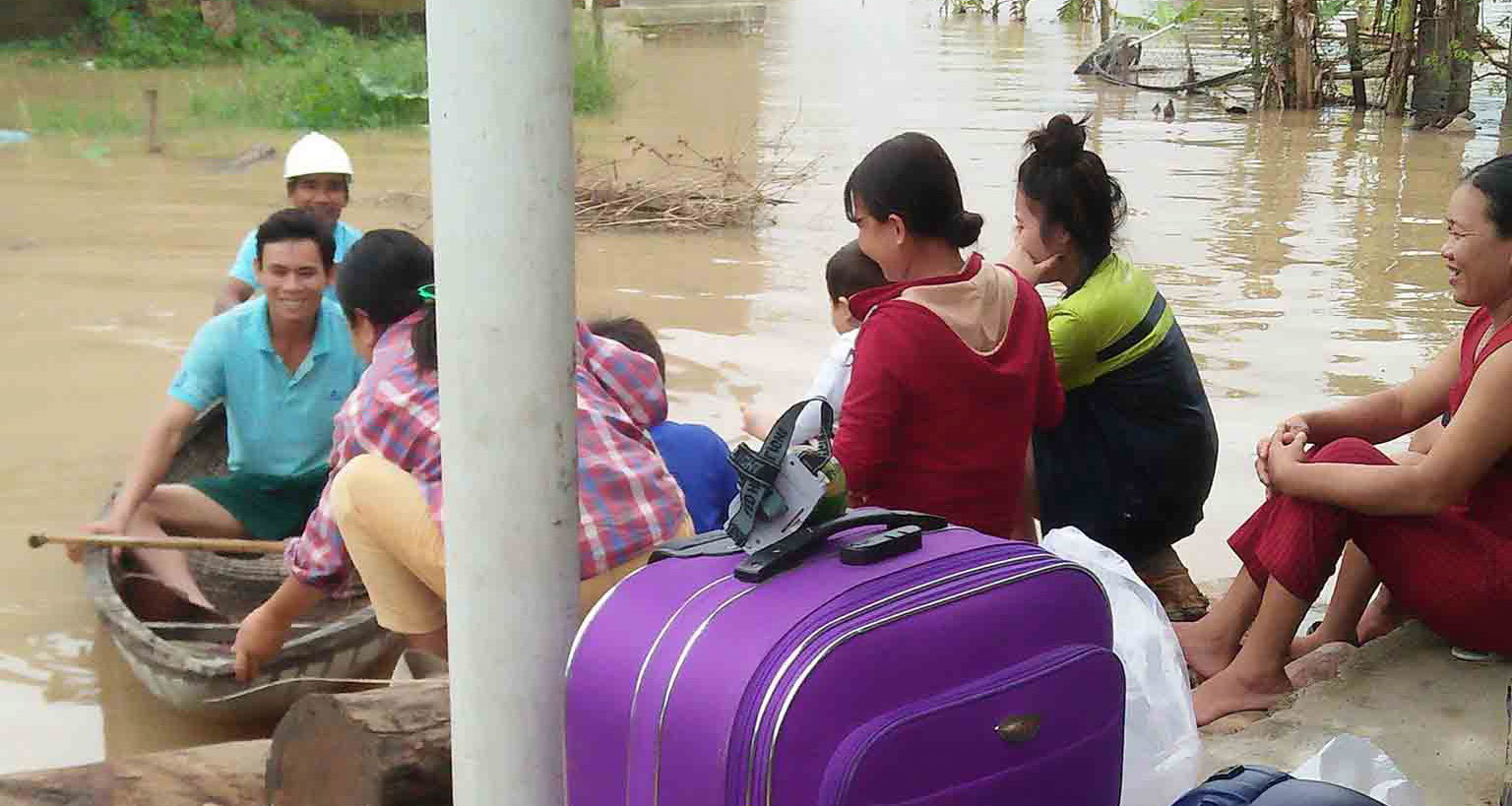 Nước sông dâng cao, người Phú Yên hối hả chạy lụt