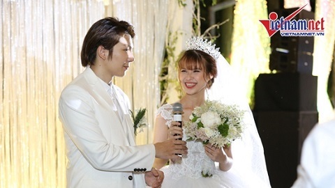 Kelvin Khánh tình tứ hát tặng Khởi My trong ngày cưới